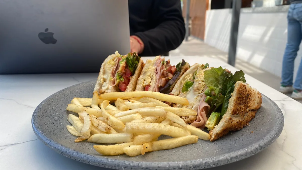 Comida servida en un punto de servicio de oficina