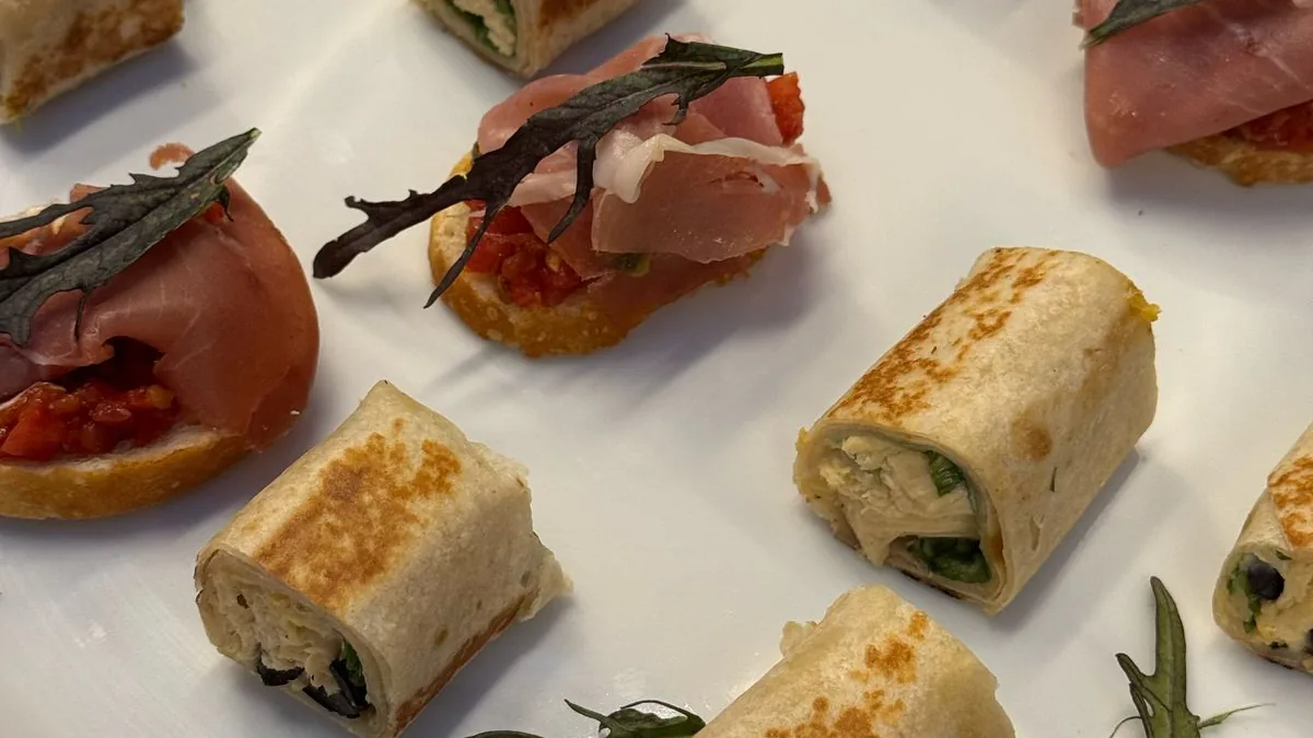 Bocadillos montados en plato para un evento corporativo