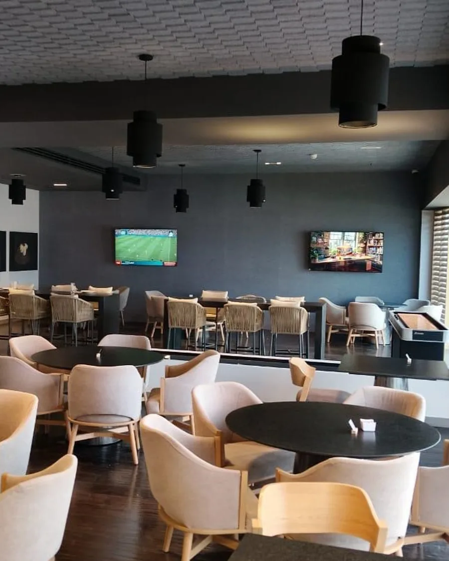 Charolas de canapés montadas y listas para el servicio de un evento